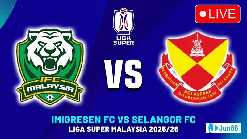 Cầu thủ của Imigresen và Selangor đang tranh chấp bóng trên sân cỏ