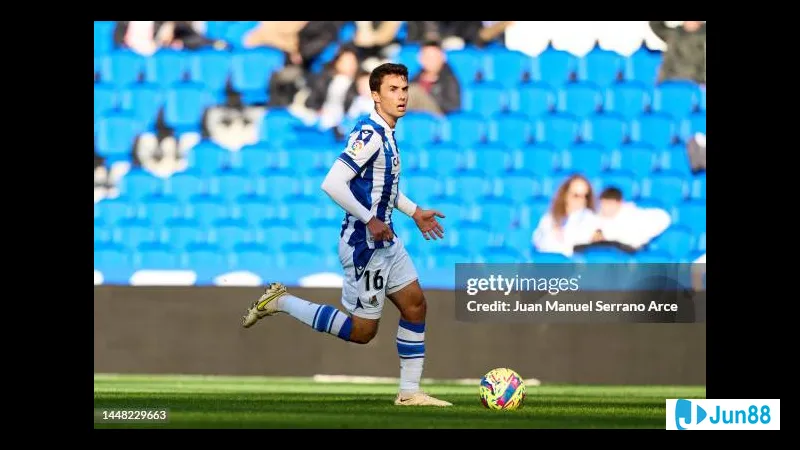 Cầu thủ của Real Sociedad vượt qua cầu thủ của Rayo Vallecano để tiến vào vùng cấm địa đối…